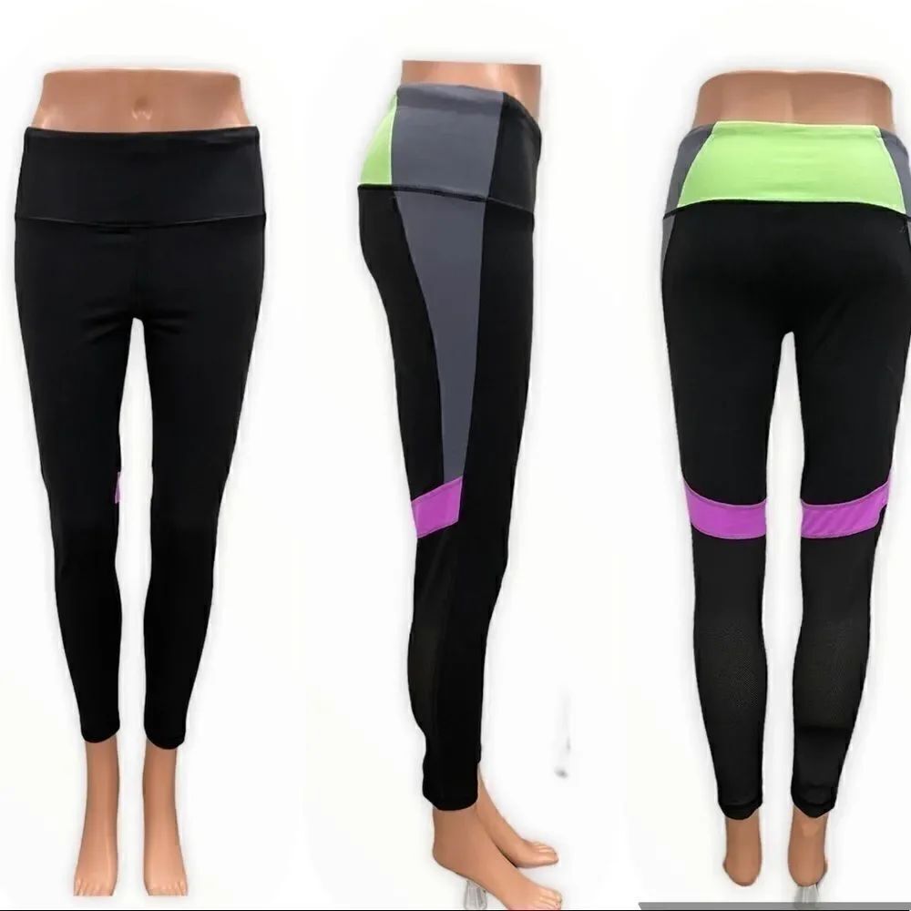 Victoria’s Secret Women’s Knockout Leggings in the Size Medium/Short (7/8)
